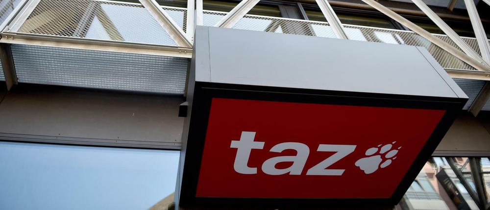 Das Logo der "taz" ist am Eingang des Redaktionsgebäudes in Berlin-Mitte zu sehen.