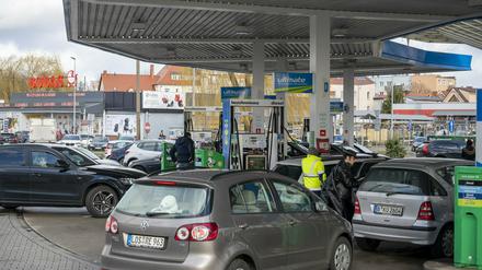 Autofahrer stehen an einer Tankstelle im polnischen Slubice Schlange.