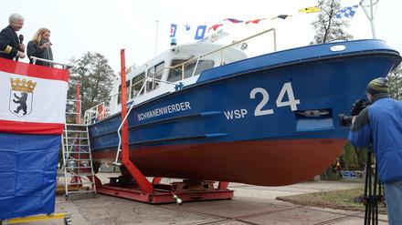 Polizeipräsidentin Barbara Slowik tauft das neue Boot der Berliner Wasserschutzpolizei auf den Namen „Schwanenwerder“. 