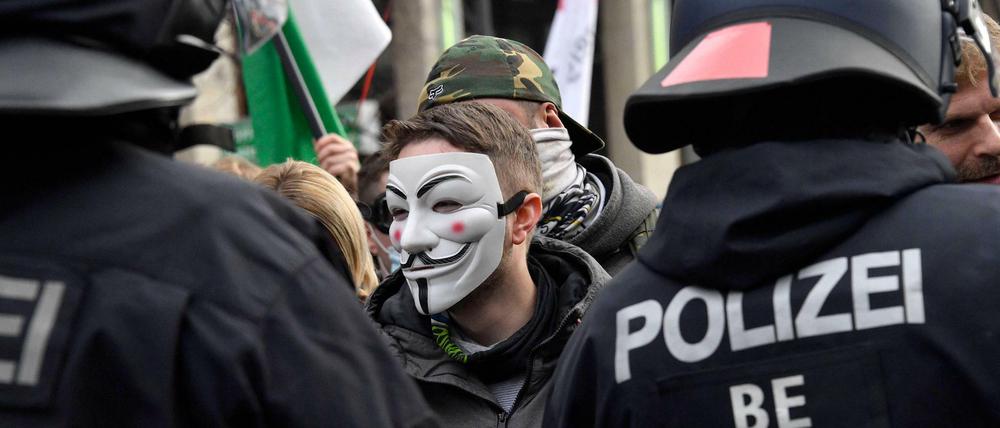 Demonstranten bei Protesten am Brandenburger Tor gegen die Corona-Politik der Regierung. 