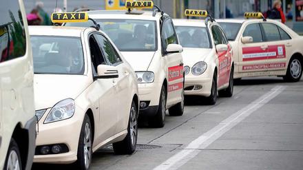 Unterwegs sind sie allein: Taxifahrer können sich nur eingeschränkt vor kriminellen Fahrgästen schützen.