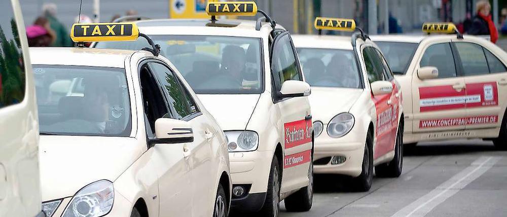 Unterwegs sind sie allein: Taxifahrer können sich nur eingeschränkt vor kriminellen Fahrgästen schützen.