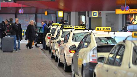 Verwirrend. Am Flughafen Tegel dürfen künftig nur noch Berliner Taxis Fahrgäste aufnehmen. In Schönefeld hingegen kommen nur die Brandenburger zum Zug.