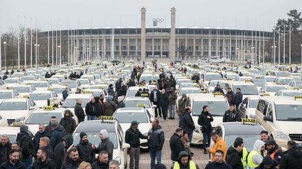 Taxi-Demo 2020 in Berlin: Zahlreiche Taxifahrer versammeln sich vor dem Olympiastadion.