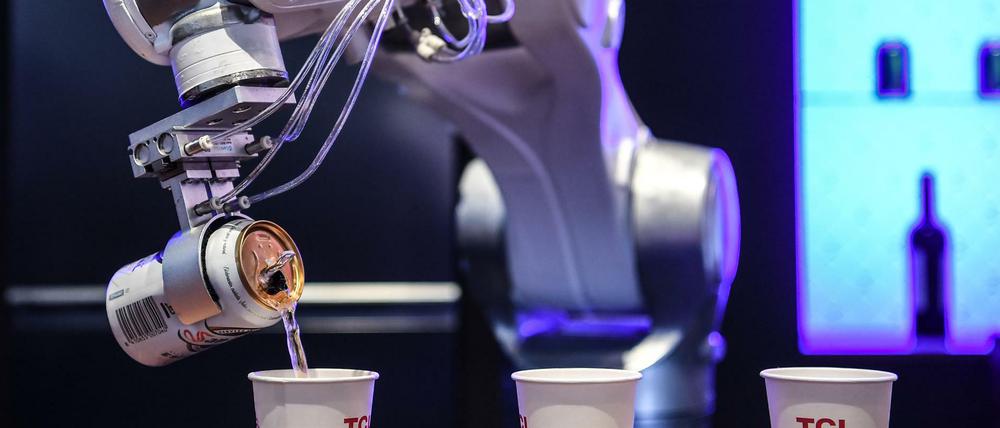 Ein Roboter gießt auf der Technik-Messe IFA, der weltweit größten Fachmesse für Unterhaltungs- und Gebrauchselektronik Getränke ein. Die IFA findet vom 06.-11.09.2019 auf dem Berliner Messegelände statt. Fachbesucher aus mehr als 100 Ländern besuchen die Präsentationen der neuesten Produkte und Innovationen