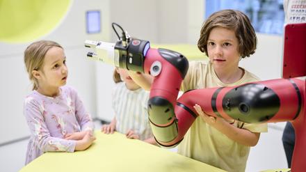 Kinder können im Foyer des Technikmuseums einen Roboterarm erkunden.