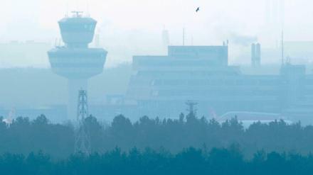 Der Tower des Flughafen Tegel im Morgennebel. 