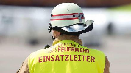 Im Ernstfall gefährlich: Die Einsatzleiter von Berliner Feuerwehr und Flughafenfeuerwehr konnten sich bei der Notfallübung am 13.7. nicht absprechen.