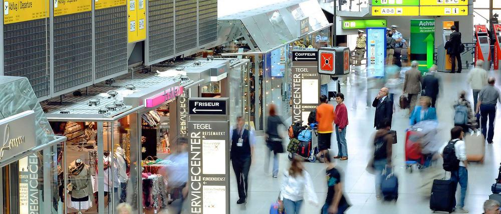 Kein Ladenschluss. Am Flughafen Tegel wird man noch bis März 2012 Geschäfte machen. Wie hoch der Schaden wegen des Airport-Desasters ist, weiß noch niemand.
