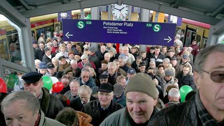 Heissa! Berufsverkehr? Nicht ganz, die Herren kamen zur Eröffnung des S-Bahnhofs Teltow-Stadt 2005. Wird die Linie bis Stahnsdorf verlängert?