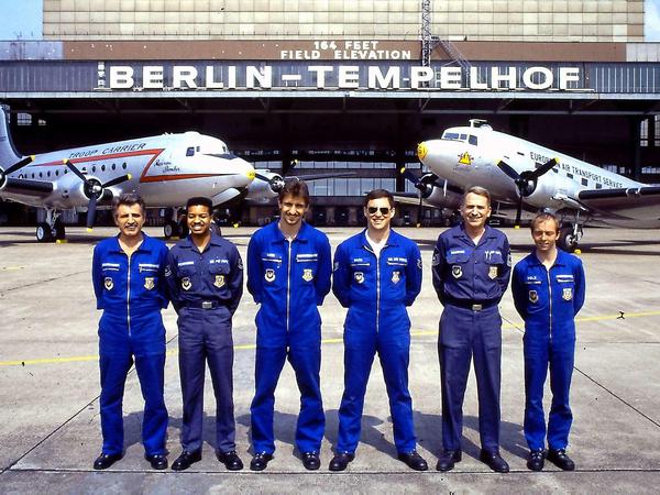 Diese Männer von der 7350th Air Base Group haben die Rosinenbomber restauriert.