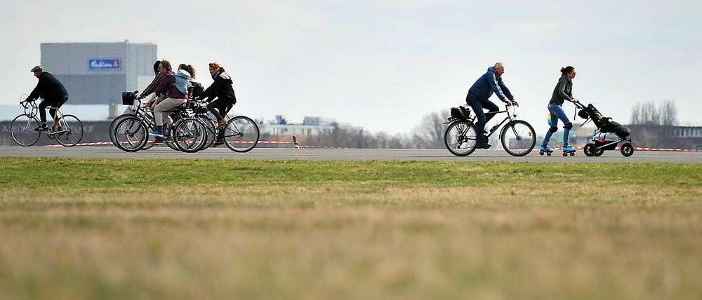Keine Räder oder Skater sondern Elektroautos sollen an einem Wochenende im Jahr 2015 auf dem Tempelhofer Feld fahren.