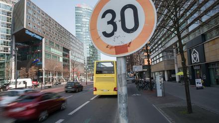 Seit Jahren weitet die Verkehrsverwaltung die Tempo-30-Abschnitte an Hauptstraßen in Berlin Schritt für Schritt aus.