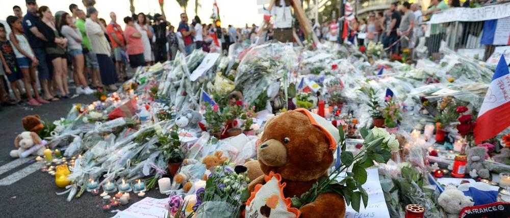 Blumen und Kuscheltiere als Zeichen der Trauer in Nizza. 