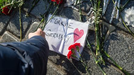 Offene Wunde. Mit Blumen gedachten Menschen der Opfer des Anschlags von Istanbul im Januar 2016 vor der Hagia Sophia.