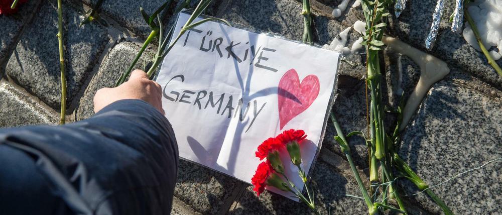 Offene Wunde. Mit Blumen gedachten Menschen der Opfer des Anschlags von Istanbul im Januar 2016 vor der Hagia Sophia.