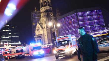 Breitscheidplatz Berlin: Polizisten und Rettungskräfte stehen am Abend des Attentats vor der Gedächtniskirche.