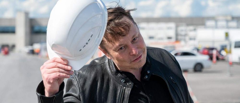 Tesla-CEO Elon Musk im Mai 2021 vor der Baustelle der Gigafactory in Grünheide.