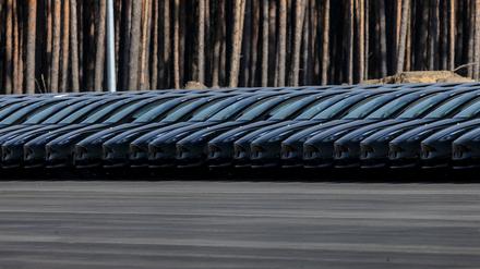 Tesla-Wagen stehen aufgereiht auf dem Geländer in Grünheide. 