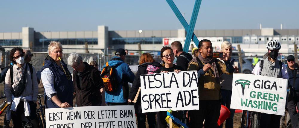 Zur Eröffnung des Werks im März blockierten Tesla-Gegner die Zufahrt in Grünheide.