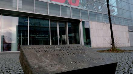 Die Grabplatte von Reichskanzler Franz von Papen wurde vom Zentrum für politische Schönheit vor der Parteizentrale der CDU in Berlin abgelegt.