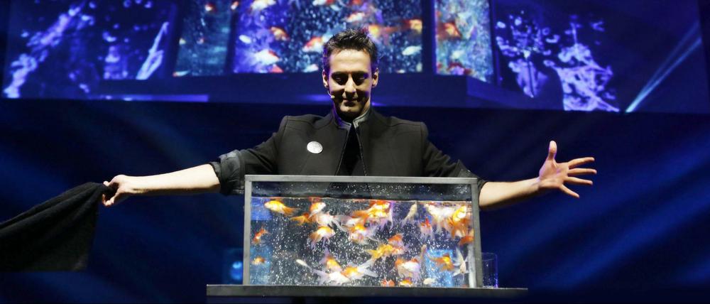 Der Illusionist Louis de Matos ist beim Zaubern im Aquarium offensichtlich in seinem Element.