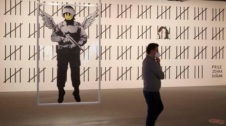 Keine Originale. Die Ausstellung zeigt 100 Replikationen bekannter Banksy-Werke, darunter auch der berühmte Soldat mit den Engelsflügeln.