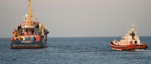Das Schiff der deutschen Hilfsorganisation Sea-Watch ist nach dem unerlaubten Anlegen im Hafen der italienischen Insel Lampedusa beschlagnahmt worden.