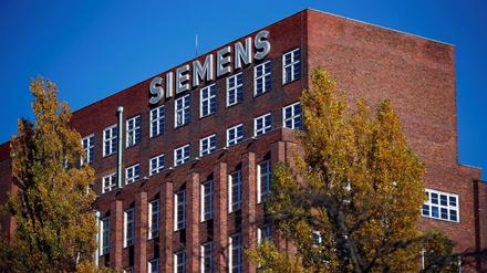 Das Siemens-Logo zu sehen auf einem Gebäude in der Siemensstadt in Berlin.