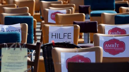 Vor dem Brandenburger Tor stehen leere Stühle, um auf die Situation der Hotel- und Restaurantbesitzer aufmerksam zu machen.