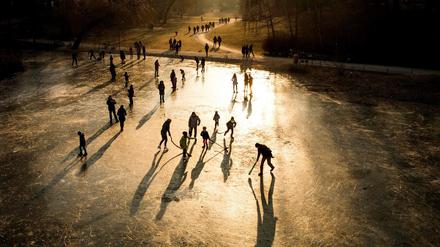 4. März 2018: Eishockey auf dem Teich im Rudolph-Wilde-Park am Rathaus Schöneberg. 