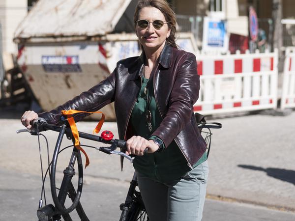 Pascale Hugues fährt gern mit dem Fahrrad durch Berlin. 