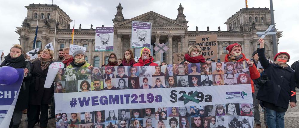 Demonstranten fordern mit einer Kundgebung vor dem Berliner Reichstagsgebäude die Abschaffung von Paragraf 219a StGB.