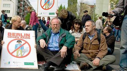 Bundestagsvizepräsident Wolfgang Thierse (SPD) bei einer Sitzblockade am 1. Mai 2010 gegen die Nazi-Demo auf der Bornholmer Straße in Berlin: Der demonstrative Akt zog Kritik und Rücktrittsforderungen wegen Rechtsbruch nach sich.