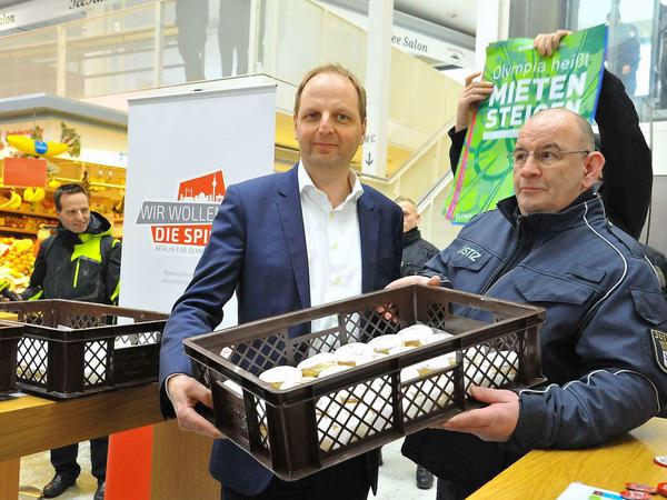 Justizsenator Thomas Heilmann (CDU) fand in der Markthalle in Kreuzberg nur wenig Abnehmer für seine Pfannkuchen mit Olympia-Logo. 