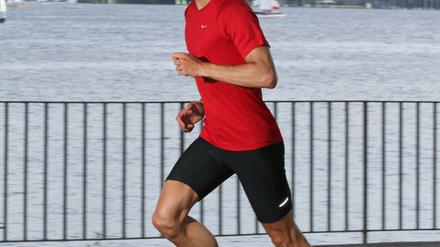 Hier noch an der Alster, am Sonntag beim Berlin-Marathon: Der Tagesschau-Sprecher Thorsten Schröder ist einer von vielen Prominenten, die sich beim Lauf testen wollen.