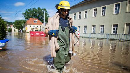 Sie sind fleißige Helfer in der Hochwasserkatastrophe: die Helfer vom Technischen Hilfswerk - hier zugange in Dresden.
