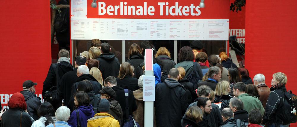 Jedes Jahr das gleiche: Filmfans stehen Schlange, um an Berlinale-Tickets zu gelangen.