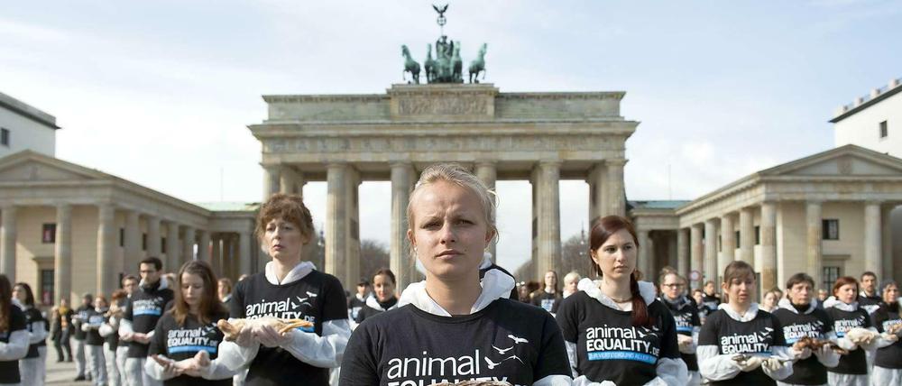 100 junge Leute von der Organisation „Animal Equality“ nahmen an der Demo teil - jeder von ihnen mit einem Tierkadaver.