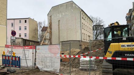 Auf den ersten Blick sieht die Baustelle in der Pohlestraße ganz normal aus - wären da nicht die verrammelten Fenster. 