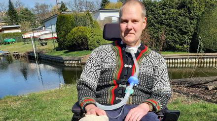 Engelbert Diegmann in seinem Garten in Rahnsdorf. Der 49-jährige kann nur noch im Rollstuhl aus dem Haus.