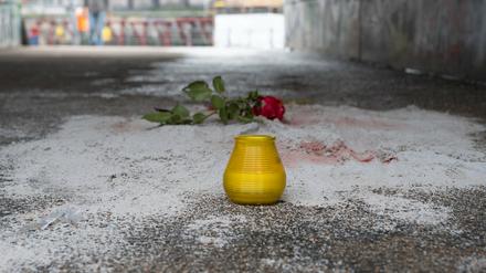 Eine Rose und eine Kerze wurden in der Unterführung zum Monbijoupark zum Gedenken an den getöteten Jungen abgelegt.