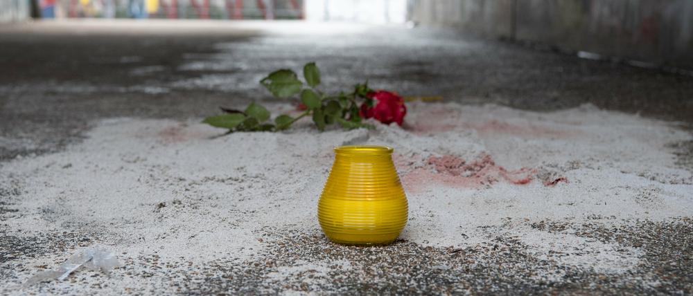Eine Rose und eine Kerze wurden in der Unterführung zum Monbijoupark zum Gedenken an den getöteten Jungen abgelegt.
