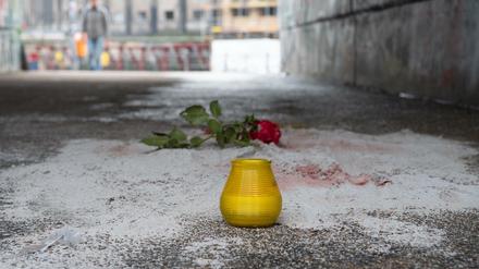Eine Rose und eine Kerze wurden in der Unterführung zum Monbijoupark zum Gedenken an den getöteten Jungen abgelegt