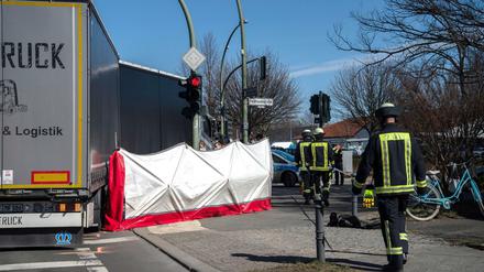 Bei einem Unfall in Berlin-Weißensee ist ein Radfahrer oder eine Radfahrerin getötet worden. 