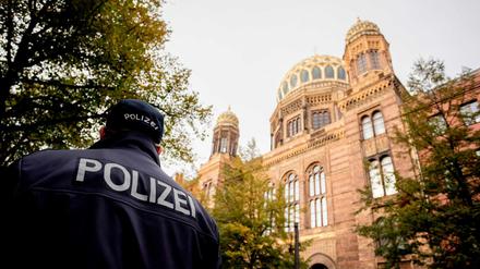 Ein Polizist steht vor der Neuen Synagoge in Berlin-Mitte. Die Polizei verstärkt ihre Patrouillen vor den jüdischen Einrichtungen jetzt.