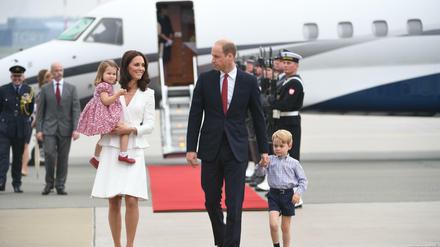 Royale Familie. Kate und William mit ihren beiden Kindern bei der Ankunft in Warschau.