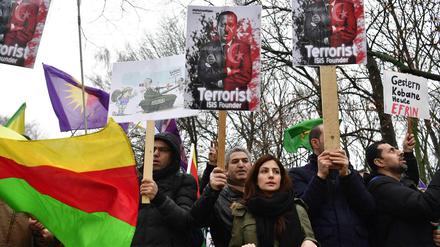 Demonstranten vor der türkischen Botschaft in Berlin im Januar. Sie werfen Erdogan vor, den "Islamischen Staat" unterstützt zu haben.