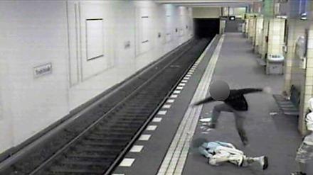 Torben P. wurde im April 2011 am Bahnhof Friedrichstraße gefilmt als er auf sein Opfer eintrat. 