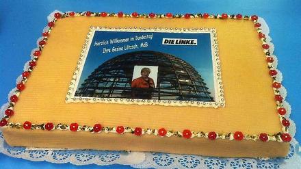Leckere Linkspartei. Mit diesem Kuchen eröffnete Direktkandidatin Gesine Lötzsch ihre "Ausstellung zum Bundestag".